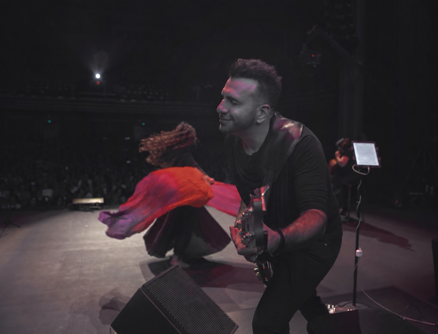 Ali Sanaei performing alongside a dancer